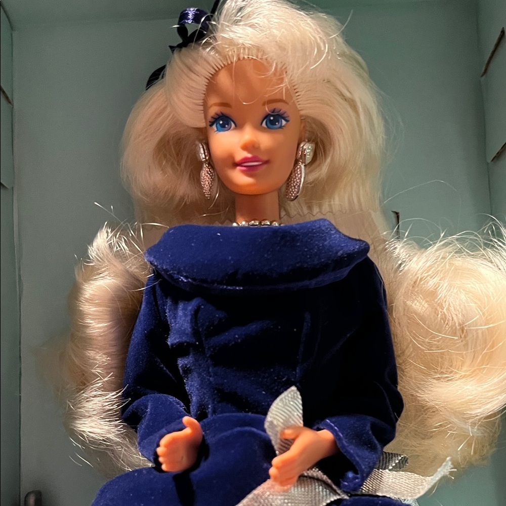 Vintage Avon Barbie 1995 Winter Velvet - Picture 2 of 6
